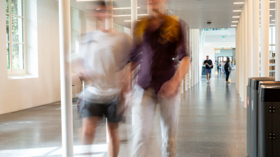 Voorbijlopende studenten