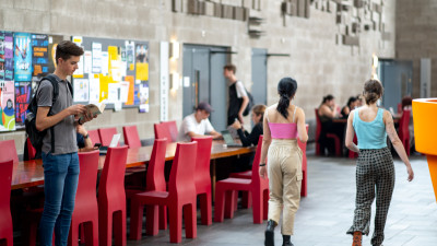 Studenten lopen door universiteitsgebouw
