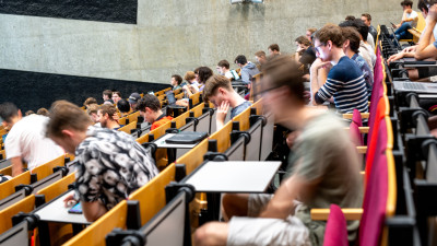 collegezaal, vage afbeelding van personen