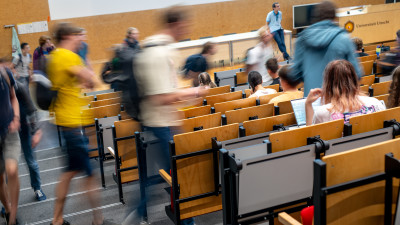 Collegezaal met bewegende studenten