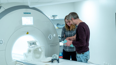 wetenschappers naast MRI