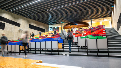 Collegezaal met lopende studenten