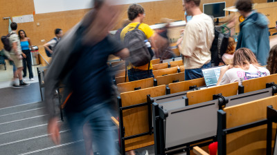 collegezaal met bewegende studenten