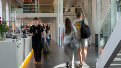 UB studenten in- en uitlopend