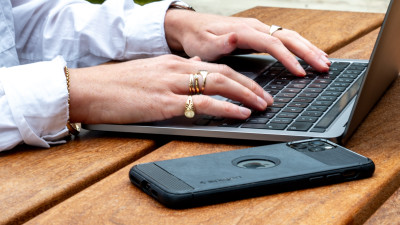 foto laptop en telefoon op tafel