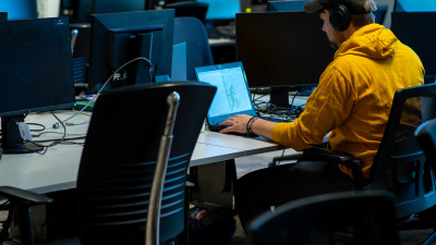 Man achter laptop