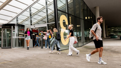 Studenten lopen de bibliotheek in en uit