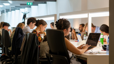 studerende studenten in de bibliotheek