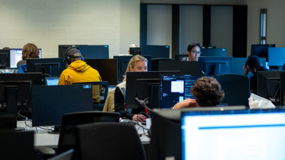 studenten achter pc's in zaal