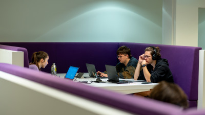 Studenten achter laptop
