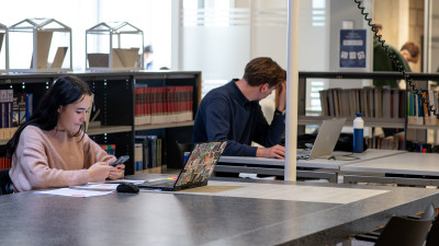 Twee studenten achter laptops