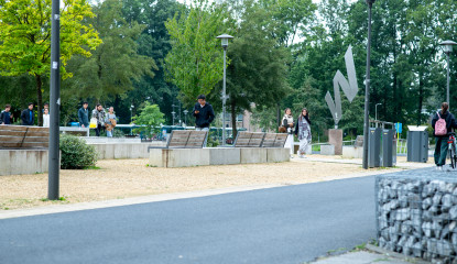Mensen lopen over campus Wageningen langs een weg