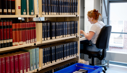 boekenkast met studerende student ernaast