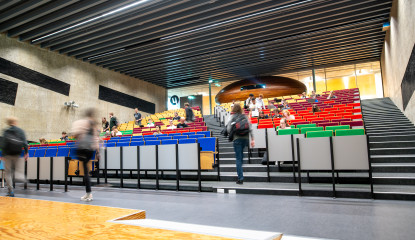 Collegezaal met lopende studenten