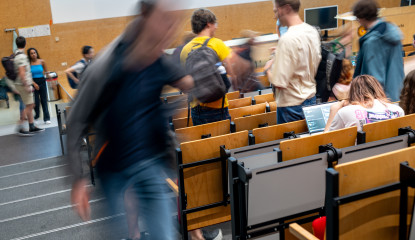 collegezaal met bewegende studenten