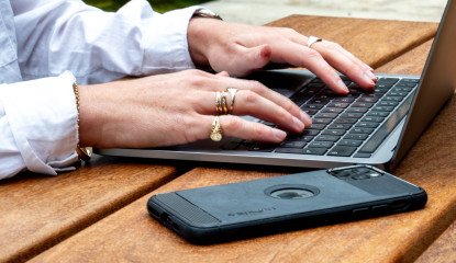 foto laptop en telefoon op tafel