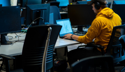 Man achter laptop