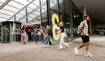 Studenten lopen de bibliotheek in en uit