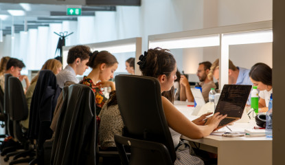 studerende studenten in de bibliotheek