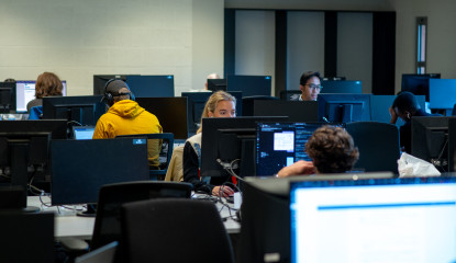studenten achter pc's in zaal