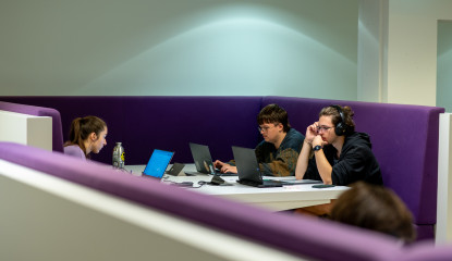 Studenten achter laptop