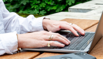 medewerker met laptop