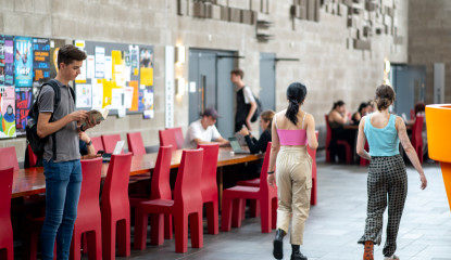 studetenten lopen door universiteitsgebouw