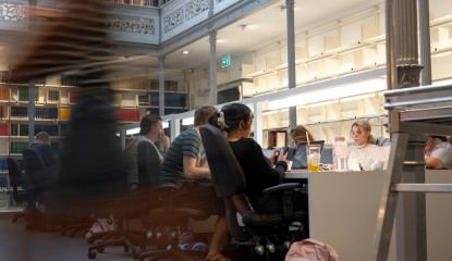 Studenten in bibliotheek