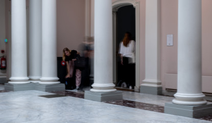 mensen vervaagd in de hoek van een universiteitsgebouw