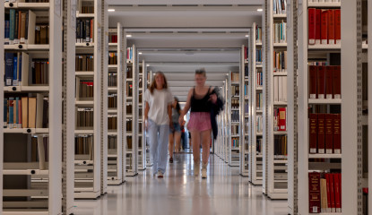 Studenten lopen door de universiteitsbibliotheek