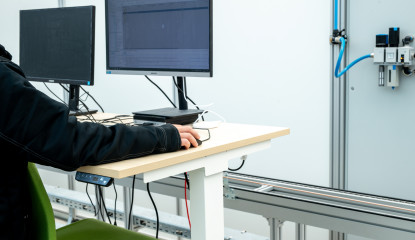 Universiteitsmedewerker bedient pc in lab