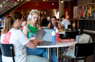 Studenten aan tafel