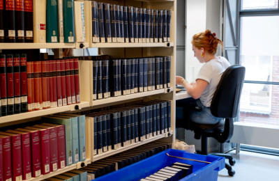 Student in bibliotheek