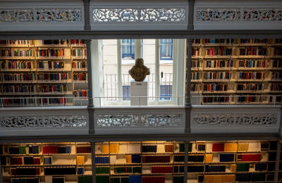 Boekenkasten in universiteitsbibliotheek