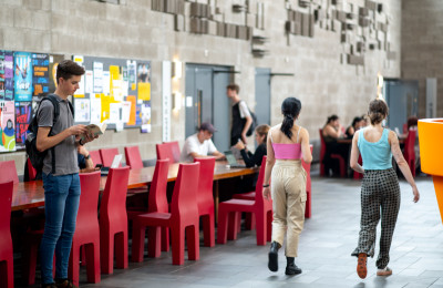 Studenten lopen door universiteitsgebouw