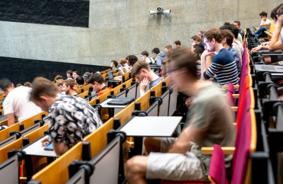 collegezaal, vage afbeelding van personen
