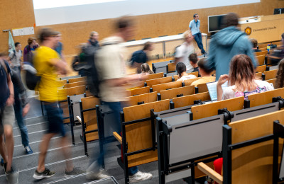 Collegezaal met bewegende studenten