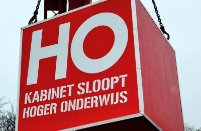 Sloopkogel met tekst 'HO Kabinet sloopt hoger onderwijs'