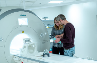 wetenschappers naast MRI