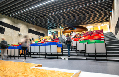 Collegezaal met lopende studenten