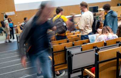 collegezaal met bewegende studenten