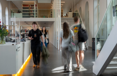 UB studenten in- en uitlopend