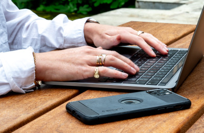 foto laptop en telefoon op tafel