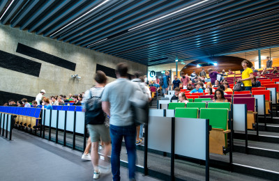 Collegezaal met studenten