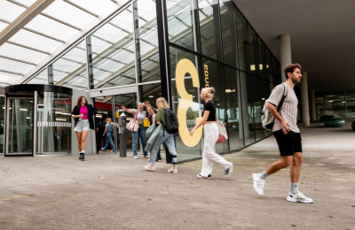 Studenten lopen de bibliotheek in en uit