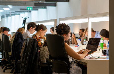 studerende studenten in de bibliotheek