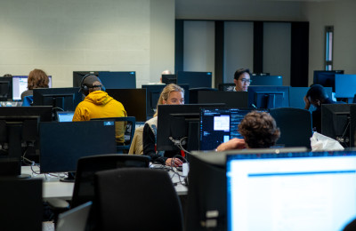 studenten achter pc's in zaal