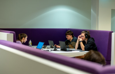 Studenten achter laptop