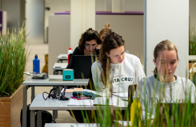 Studenten achter pc's