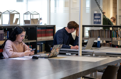 Twee studenten achter laptops